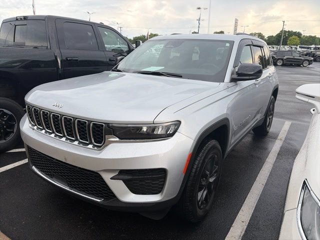 Used 2025 Jeep Grand Cherokee Laredo X w/ Luxury Tech Group I AWD/4WD image 2