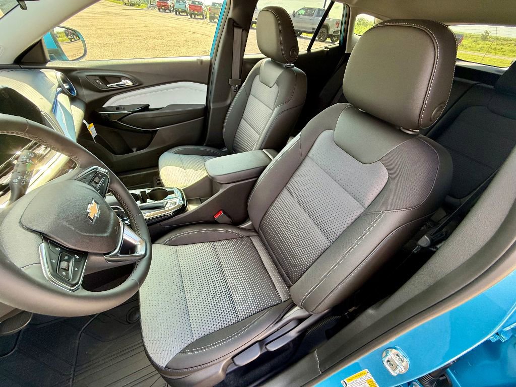 New 2025 Chevrolet Trax LT w/ Sunroof Package image 11