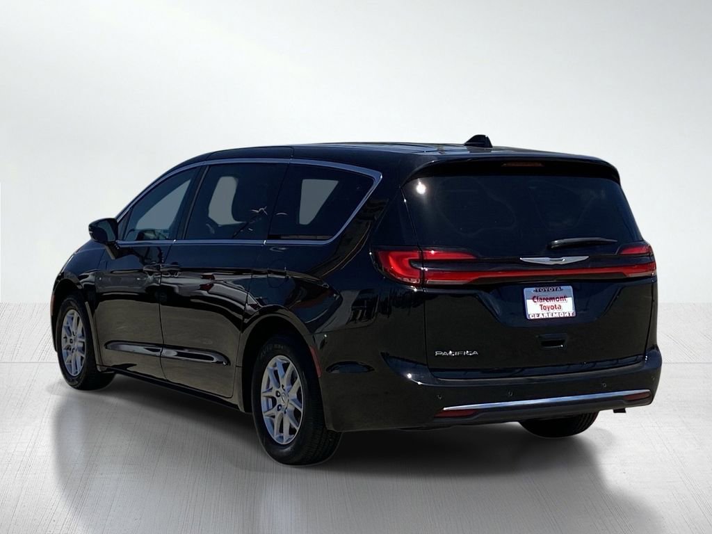 Used 2024 Chrysler Pacifica Touring FWD image 4