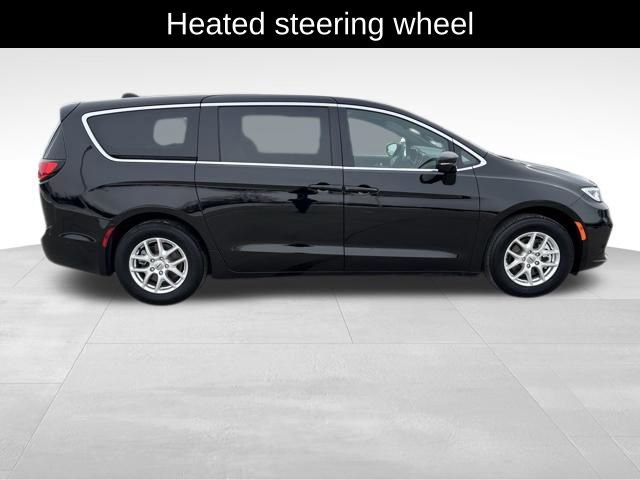 Used 2025 Chrysler Pacifica Select image 7