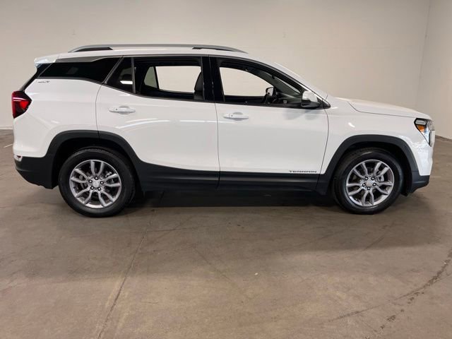 Used 2024 GMC Terrain SLT image 2