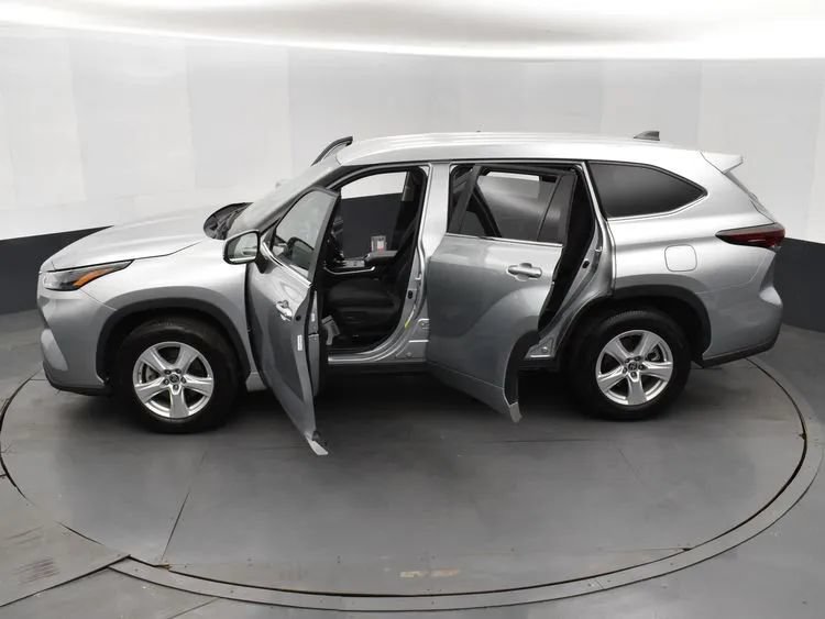 Used 2025 Toyota Highlander LE FWD image 7