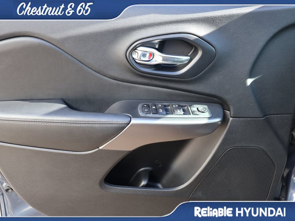 Used 2021 Jeep Cherokee Latitude Plus FWD image 20
