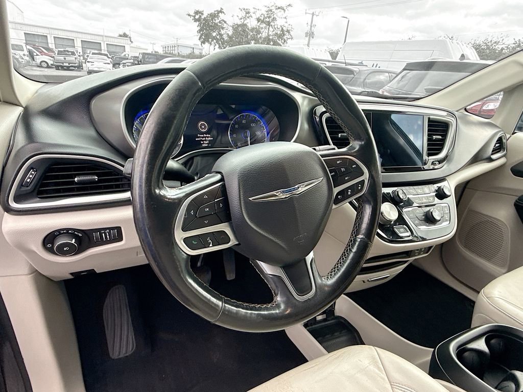 Used 2020 Chrysler Pacifica Touring-L w/ Advanced Safetytec Group image 12