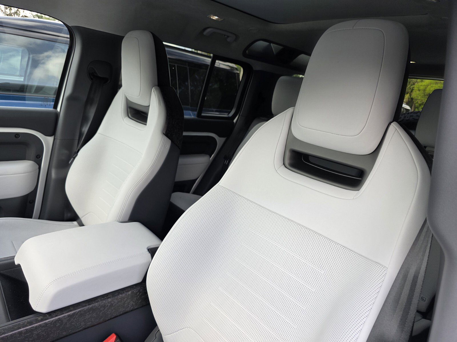 New 2026 Land Rover Defender 110 AWD/4WD image 11