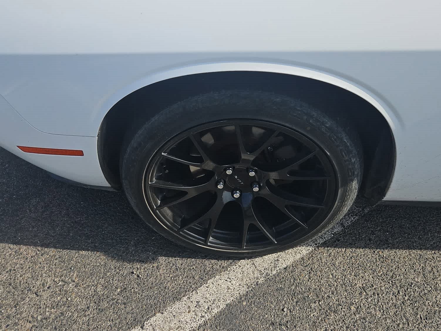 Used 2015 Dodge Challenger SXT image 3