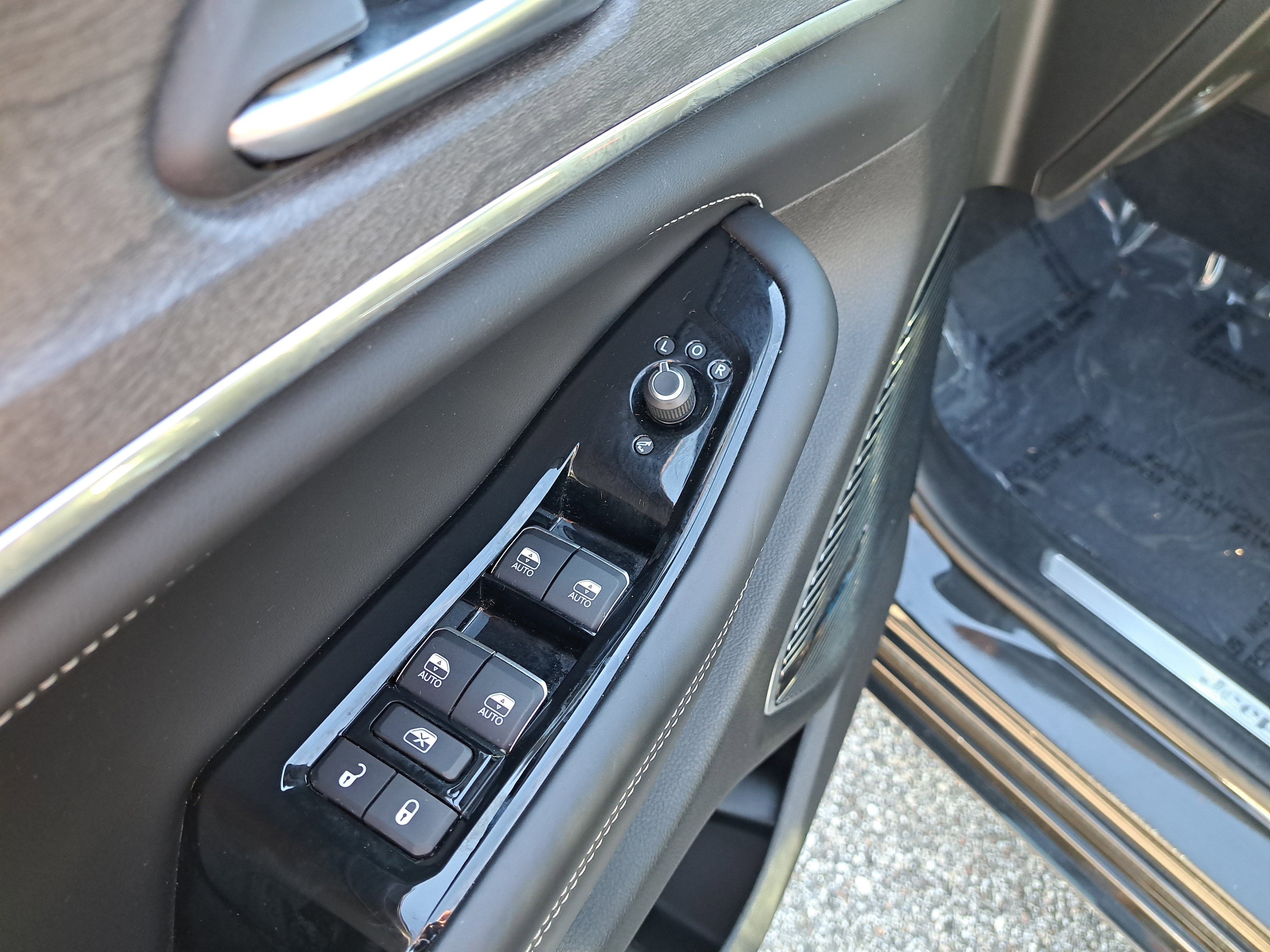 Used 2021 Jeep Grand Cherokee L Overland w/ Luxury Tech Group IV image 16