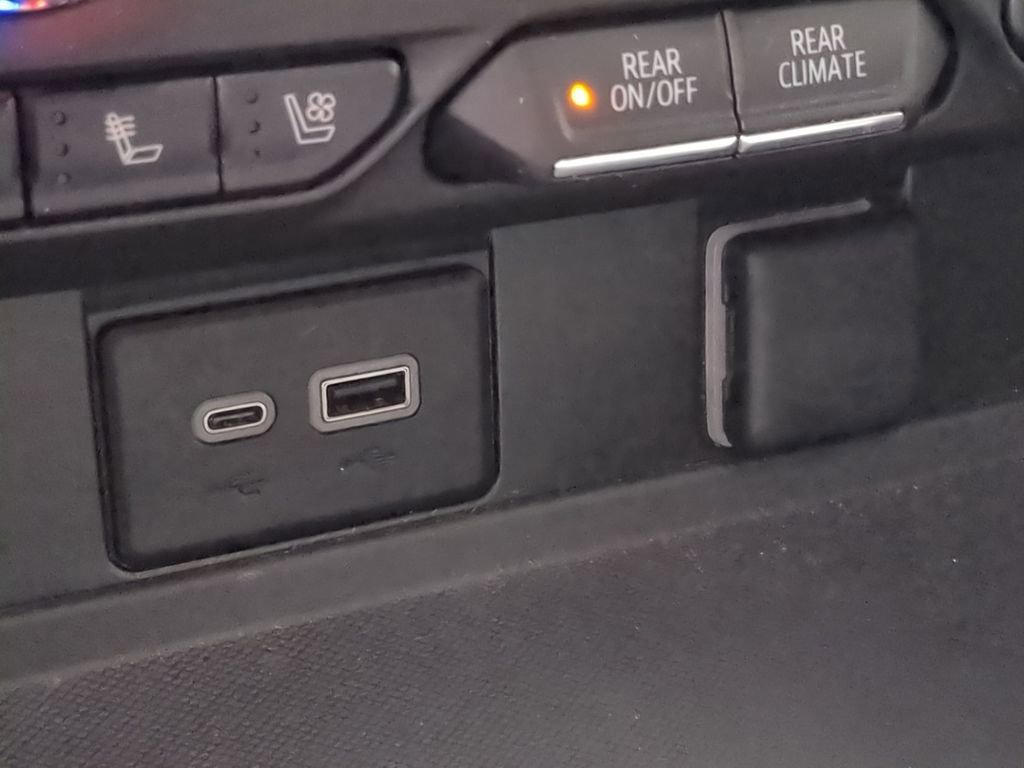 Used 2023 GMC Yukon SLT w/ SLT Premium Package image 30