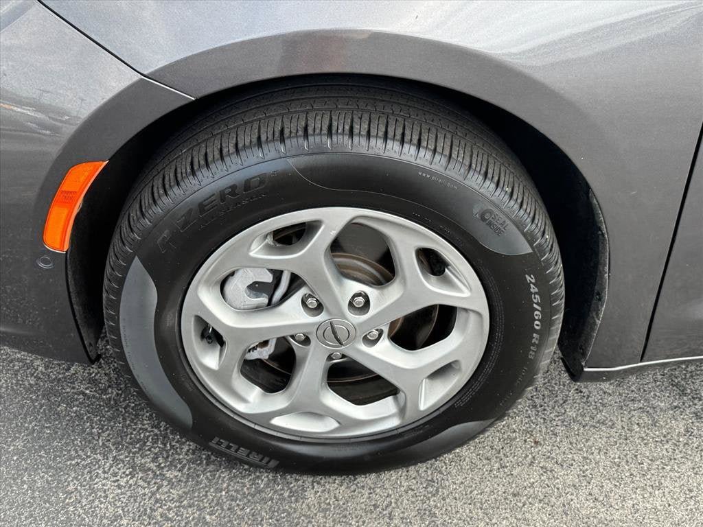 Used 2022 Chrysler Pacifica Limited AWD/4WD image 17