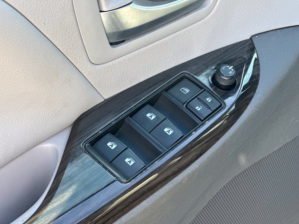 Used 2018 Toyota Sienna XLE w/ XLE Navigation Package FWD image 17