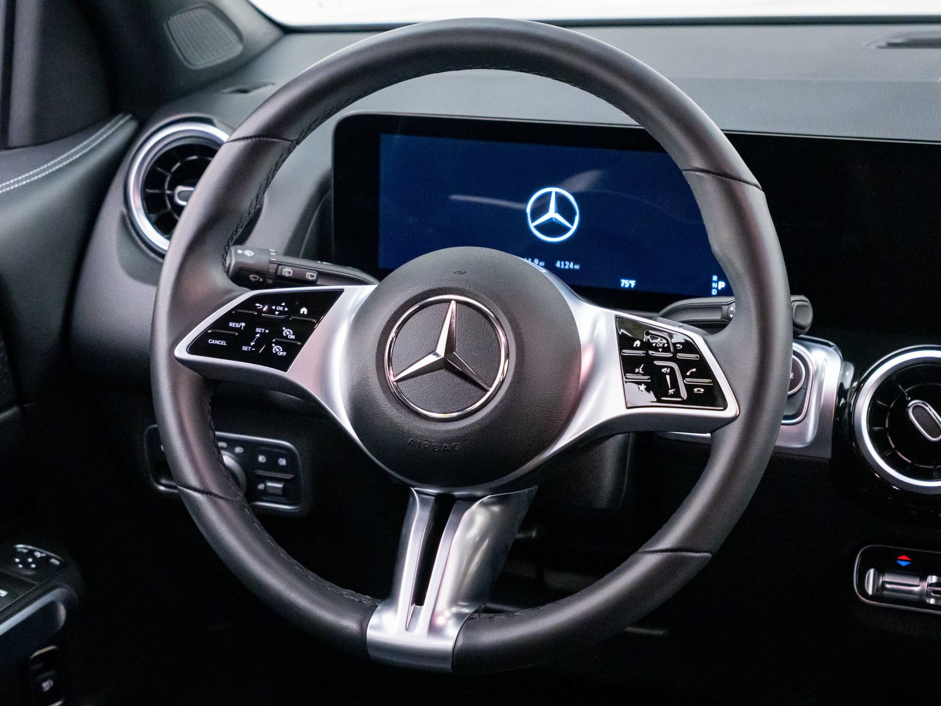 Used 2026 Mercedes-Benz GLB 250 image 10