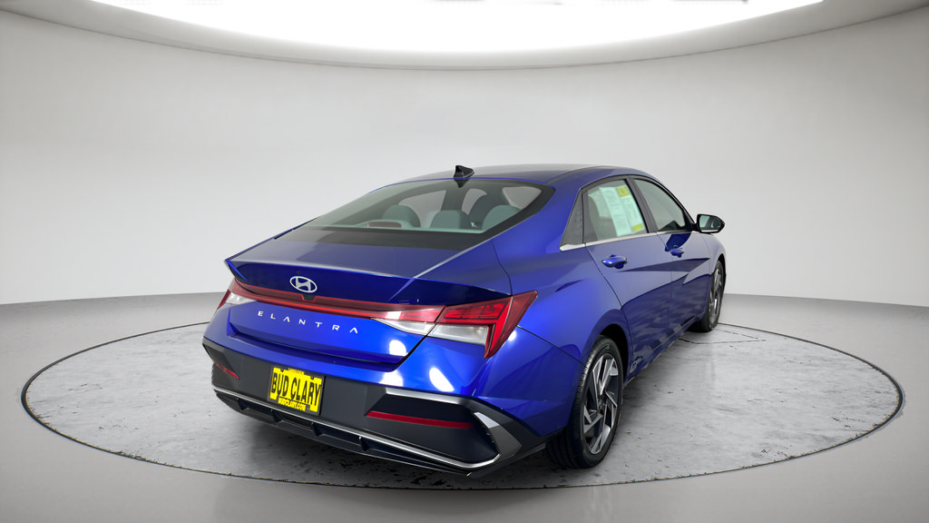Used 2025 Hyundai Elantra SEL FWD image 3