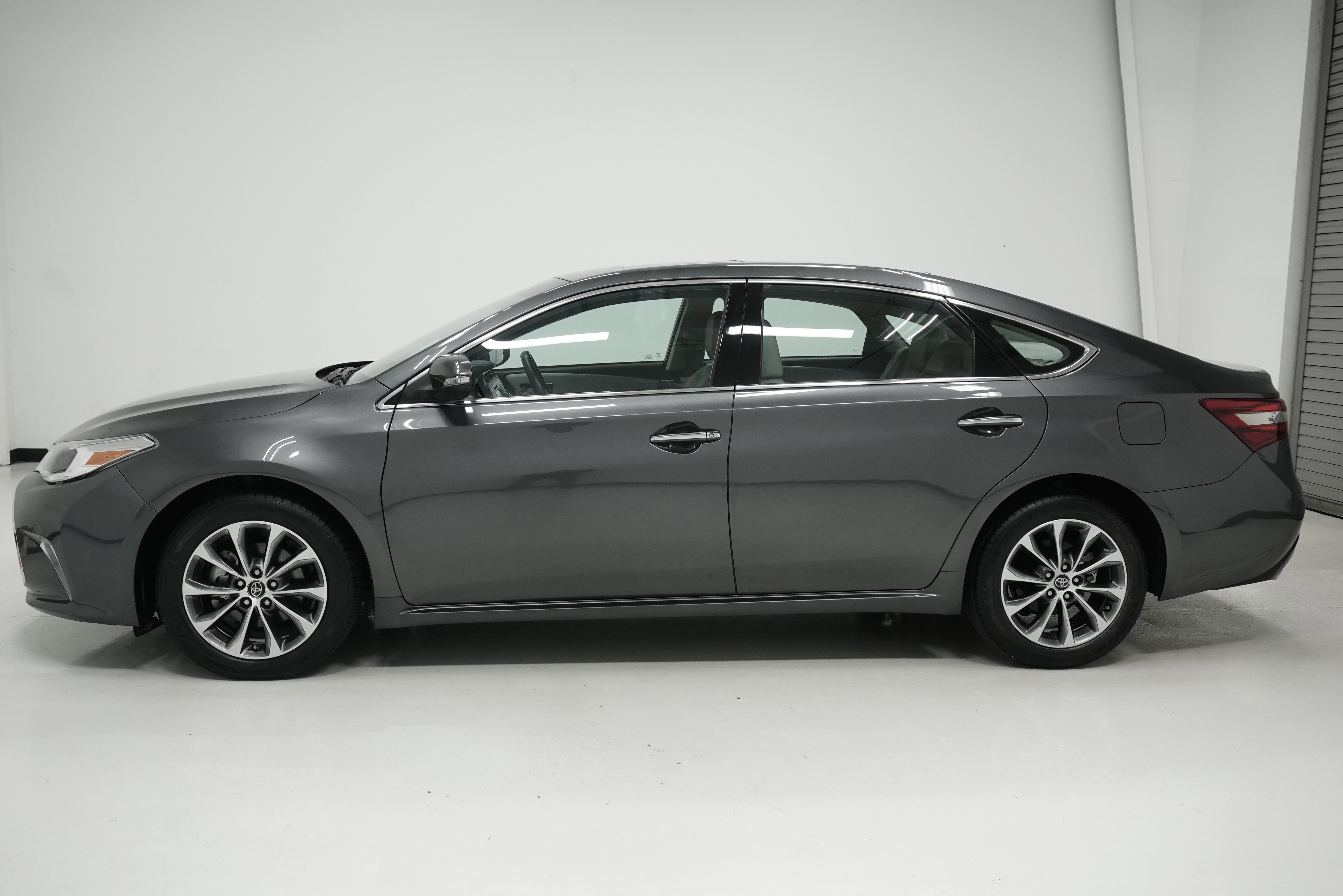 Used 2017 Toyota Avalon XLE image 7