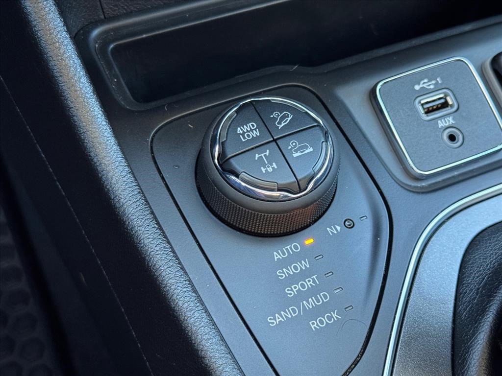 Used 2020 Jeep Cherokee Trailhawk image 17