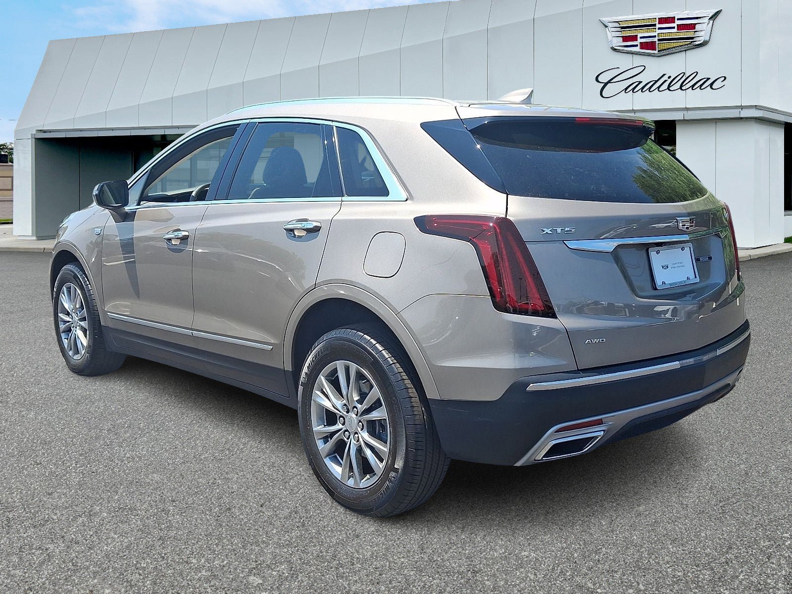 Certified 2023 Cadillac XT5 Premium Luxury AWD/4WD image 3