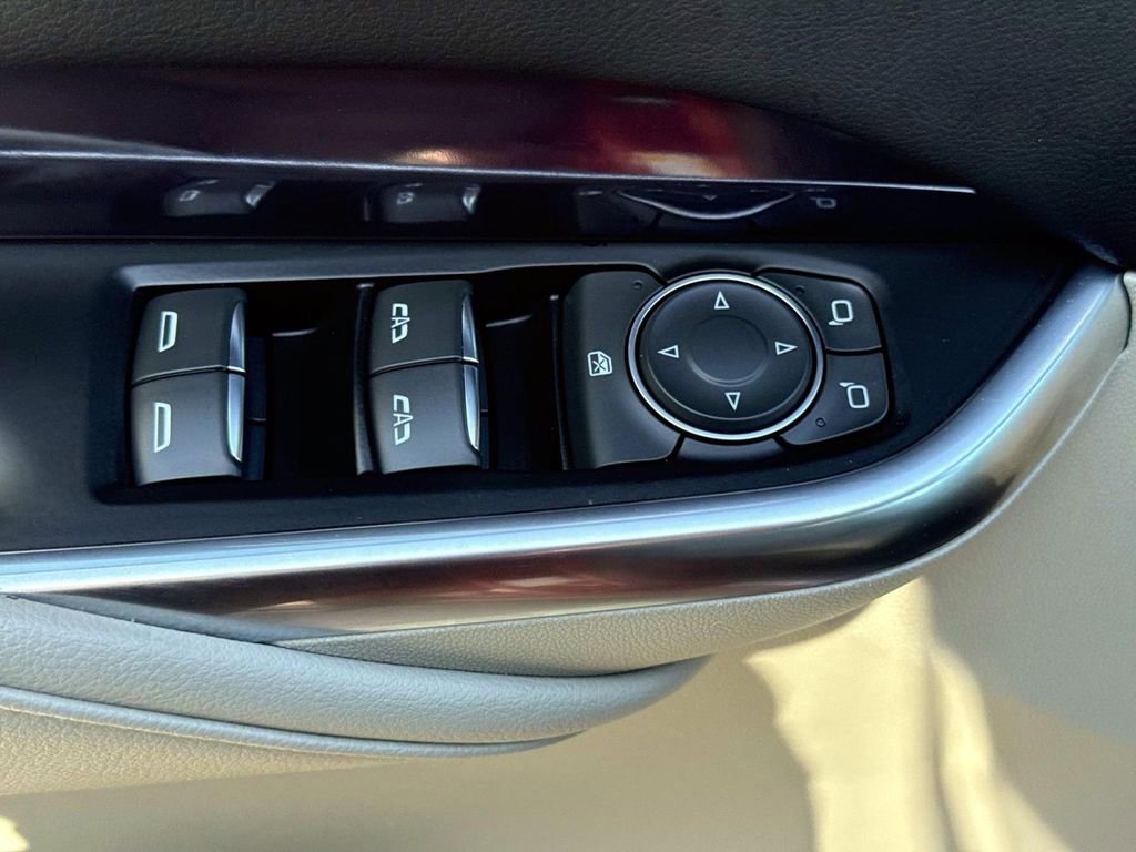 Used 2023 Cadillac XT4 Luxury w/ Cold Weather Package FWD image 19