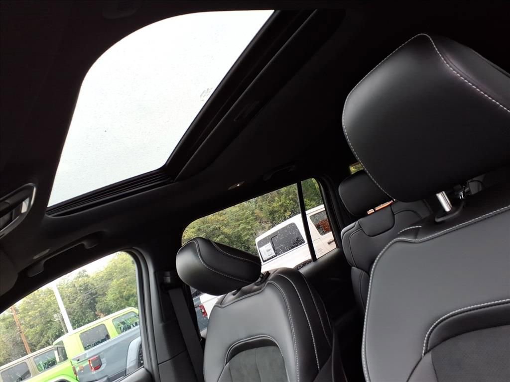 New 2025 Jeep Grand Cherokee L Altitude image 11