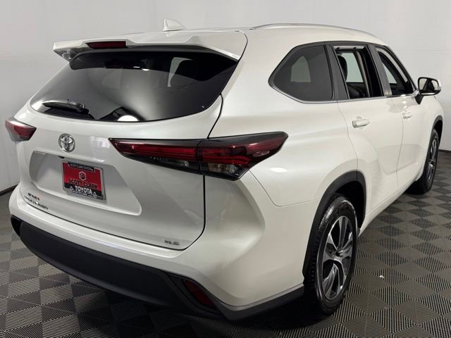 Used 2025 Toyota Highlander XLE FWD image 8