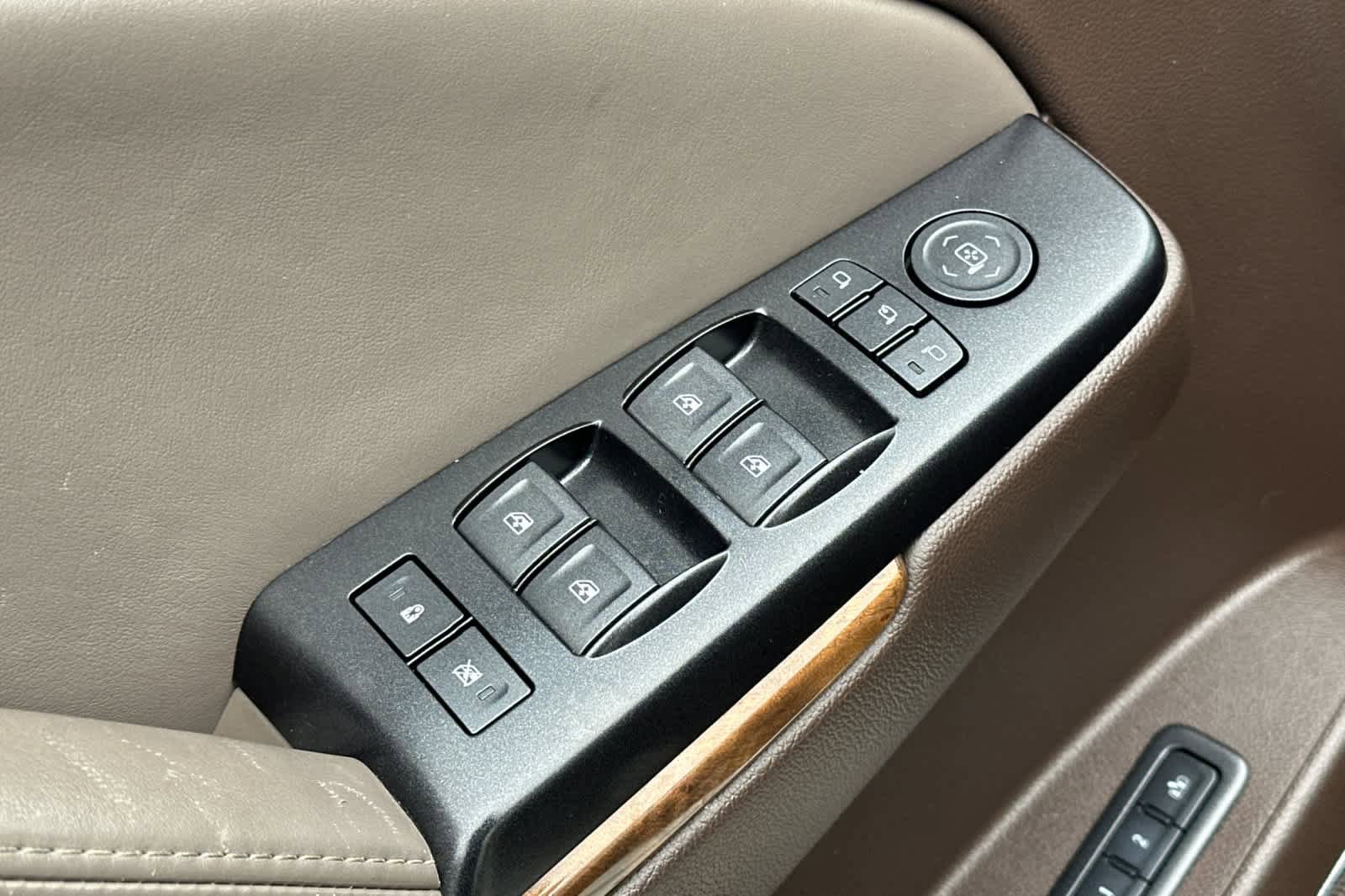 Used 2015 GMC Yukon Denali w/ Premium Package image 13