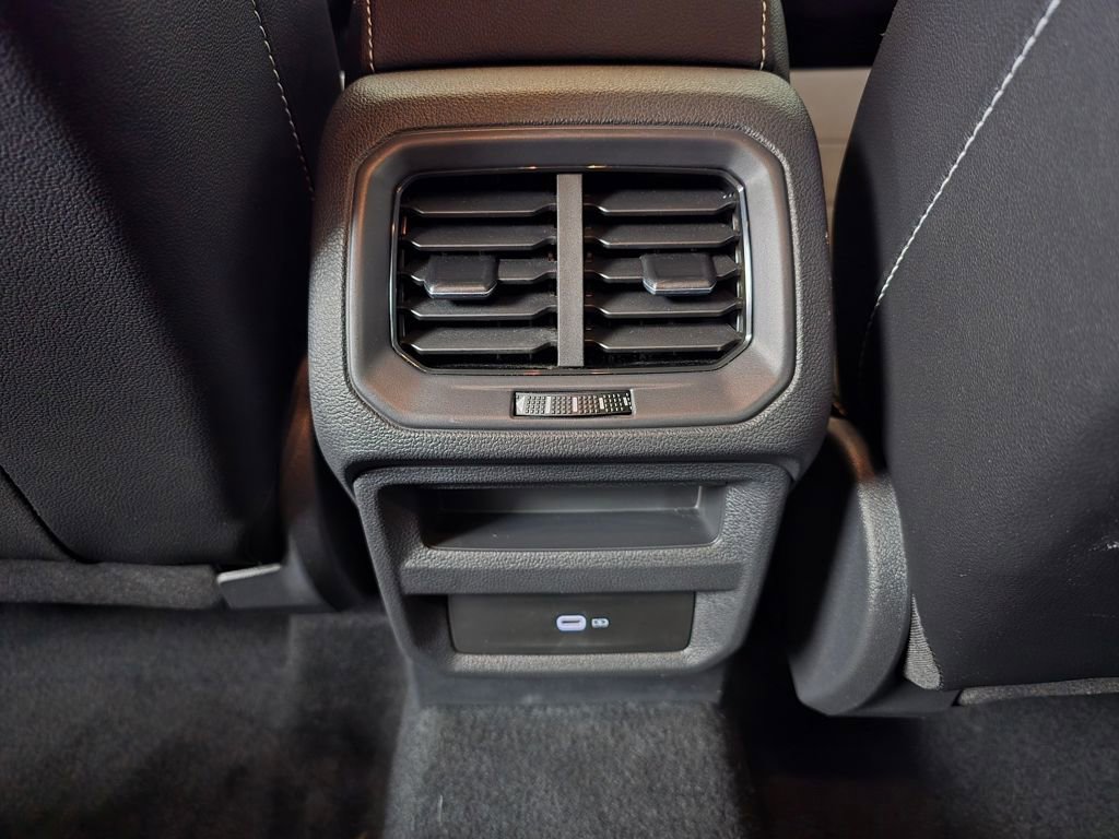 Used 2023 Volkswagen Taos SE w/ Black Wheel Package image 17