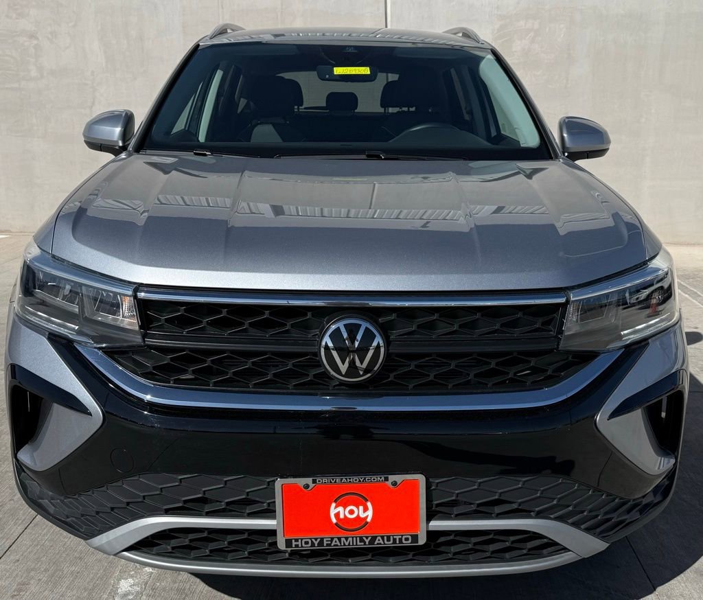 Used 2024 Volkswagen Taos SE image 2