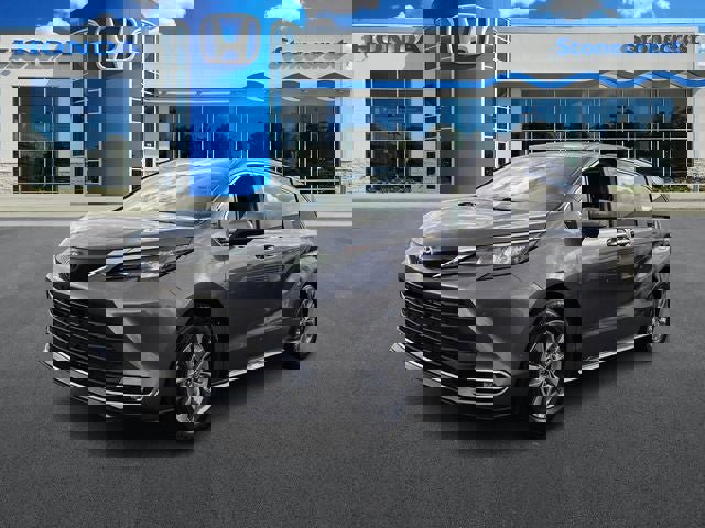 Used 2024 Toyota Sienna XLE image 1