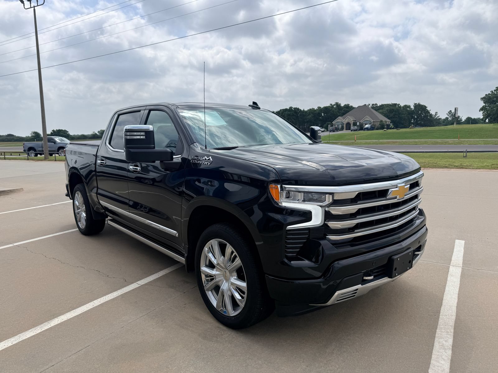 Used 2025 Chevrolet Silverado 1500 High Country w/ High Country Premium Package AWD/4WD image 4