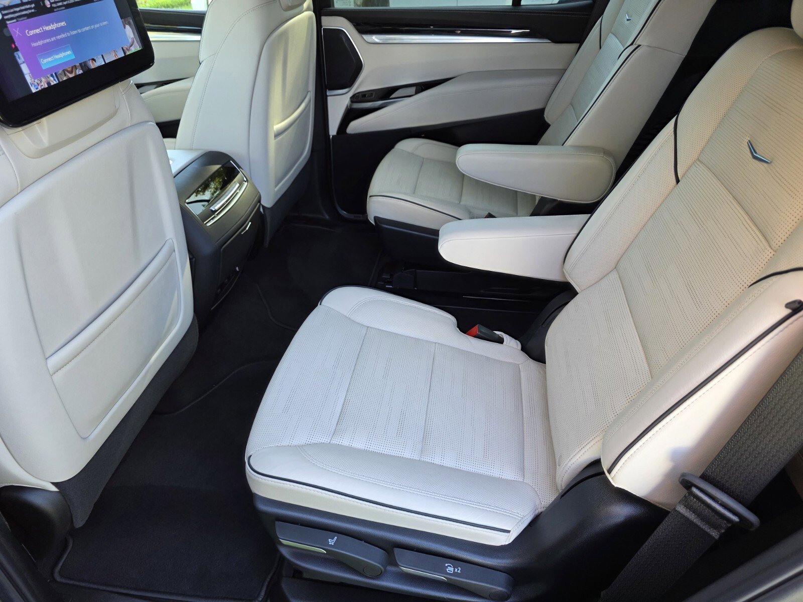 Used 2025 Cadillac Escalade Sport w/ Touring Package AWD/4WD image 14