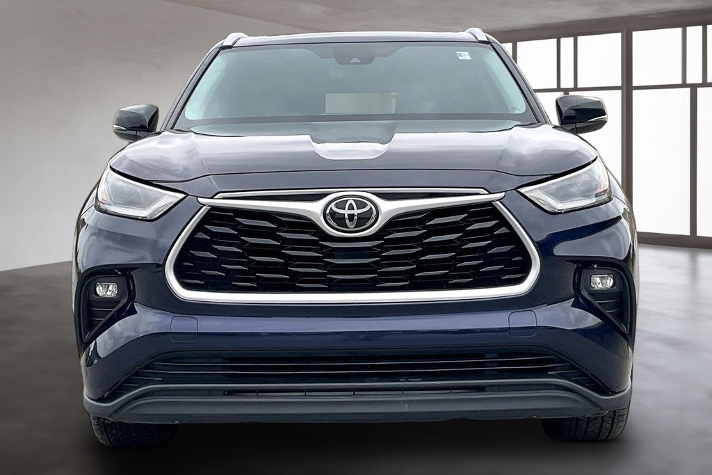 Used 2021 Toyota Highlander XLE FWD image 2