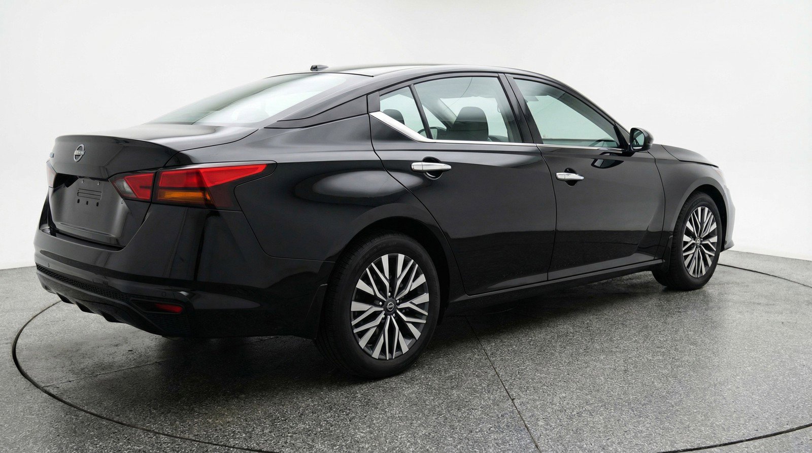 Used 2025 Nissan Altima 2.5 SV FWD image 9