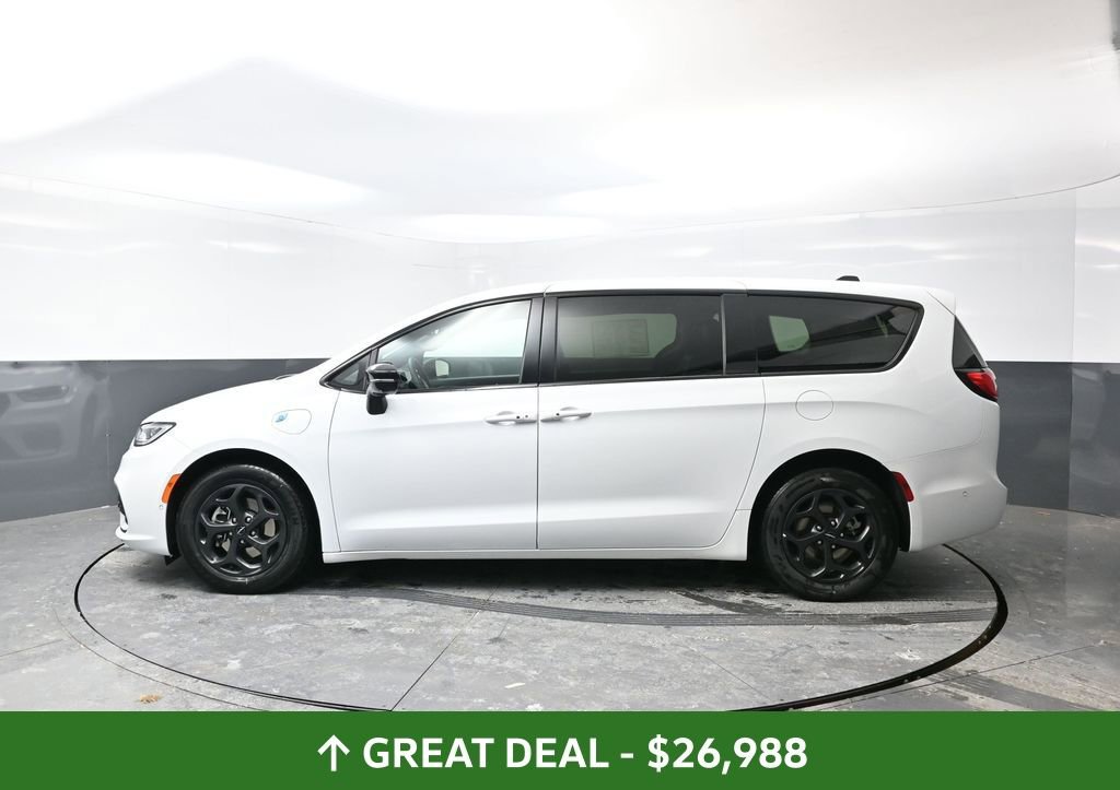 Used 2024 Chrysler Pacifica Select image 12