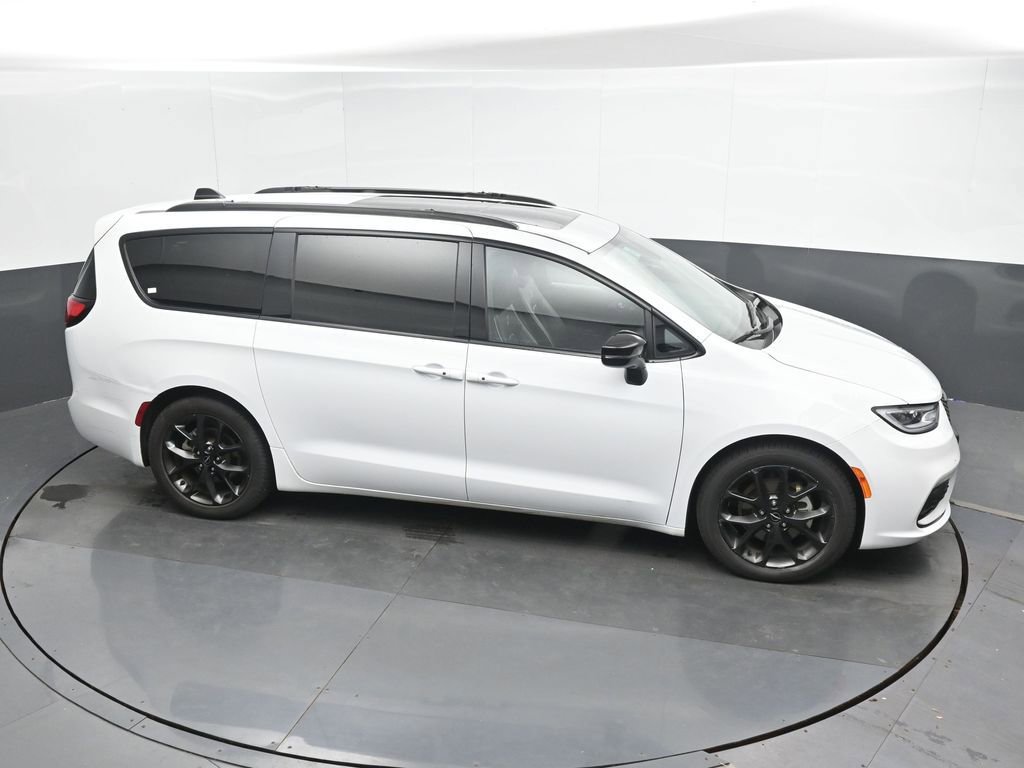 Used 2025 Chrysler Pacifica Limited image 41