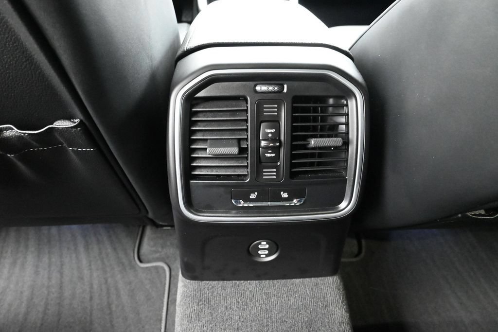Certified 2023 Porsche Macan AWD/4WD image 18