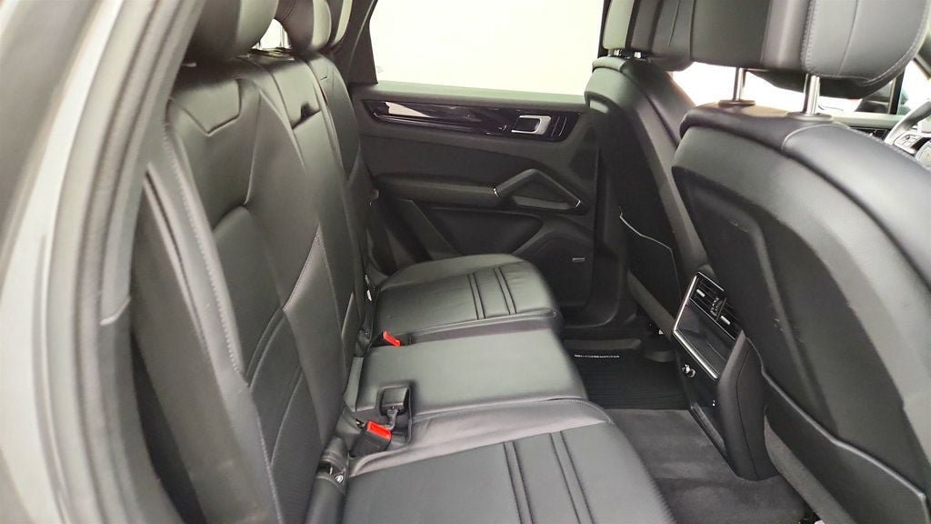 Used 2021 Porsche Cayenne AWD/4WD image 22