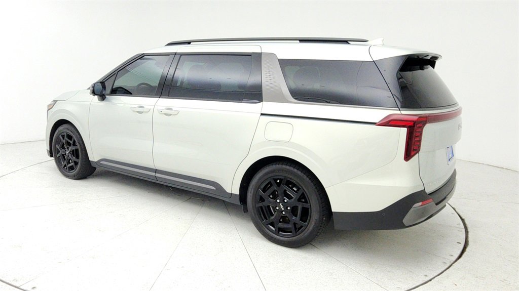 Used 2025 Kia Carnival SX Prestige image 4