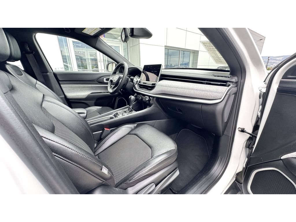 Used 2024 Jeep Compass Latitude AWD/4WD image 9