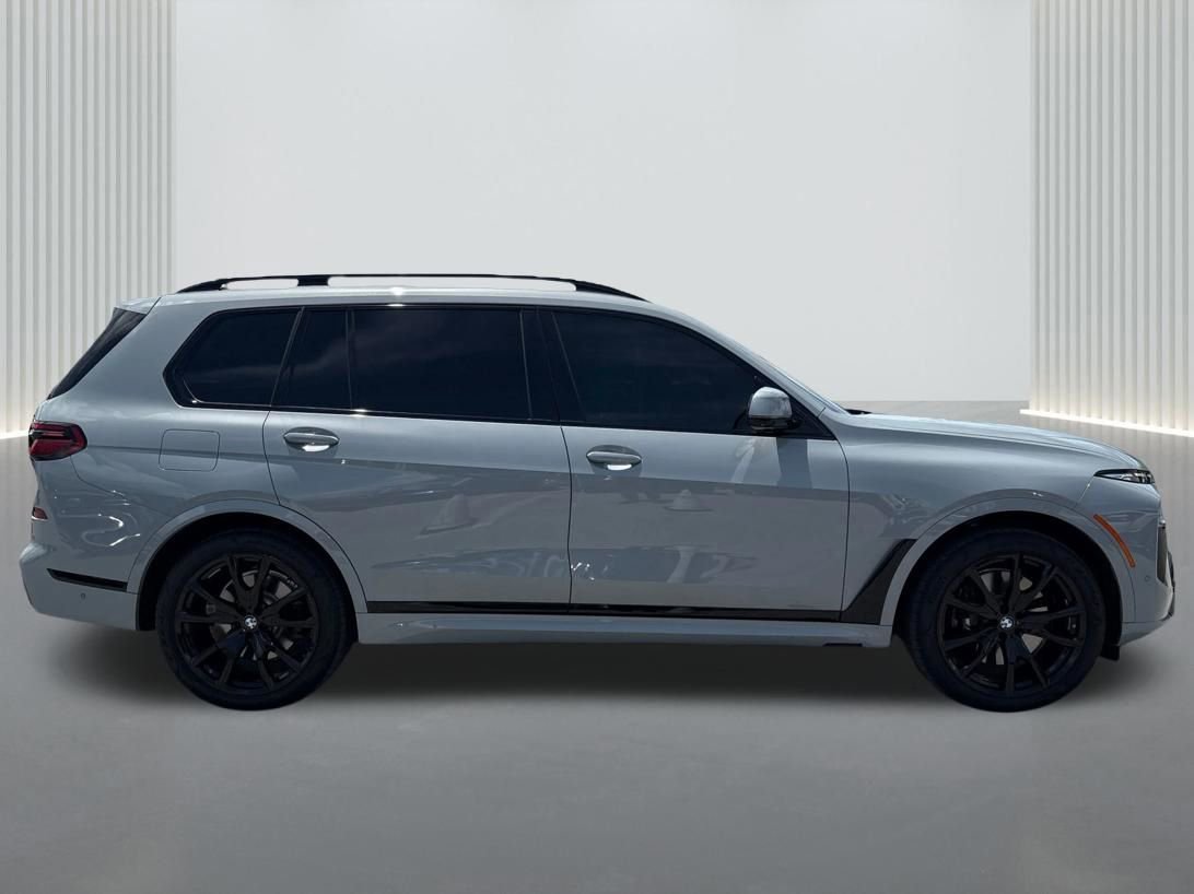 Used 2025 BMW X7 xDrive40i w/ M Sport Package AWD/4WD image 4