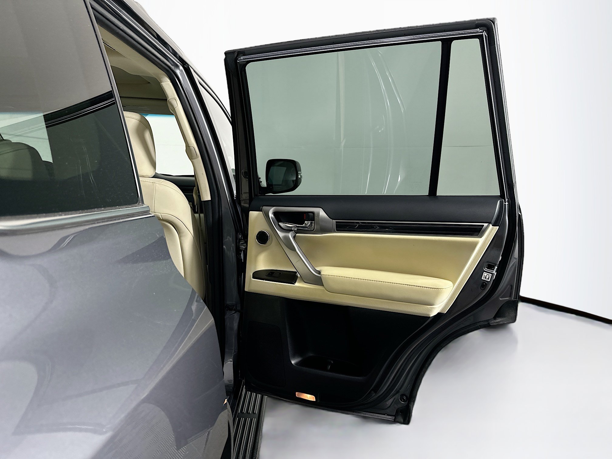 Used 2023 Lexus GX 460 Premium w/ Accessory Package AWD/4WD image 32