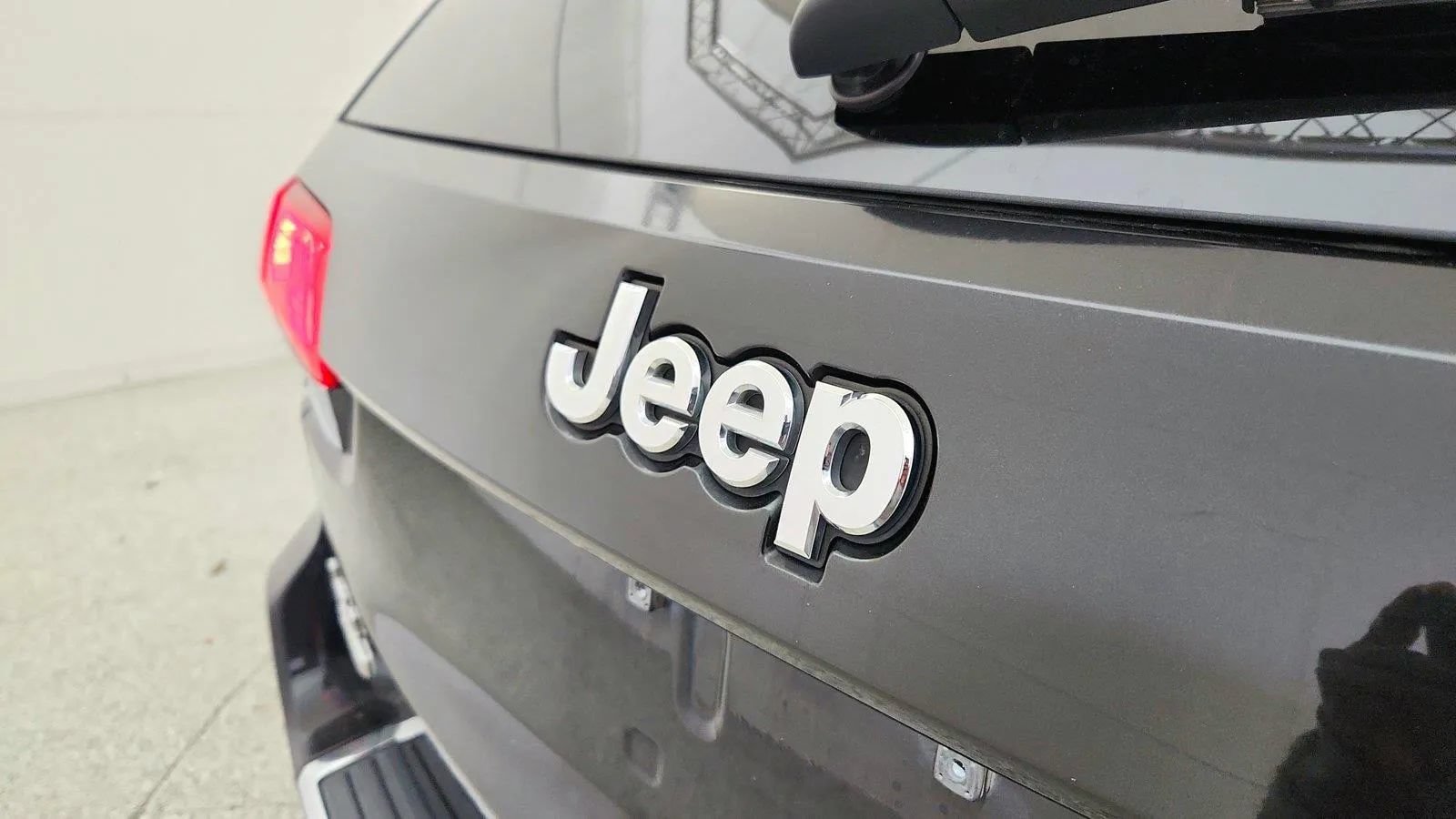 Used 2015 Jeep Grand Cherokee Limited w/ Trailer Tow Group IV AWD/4WD image 38