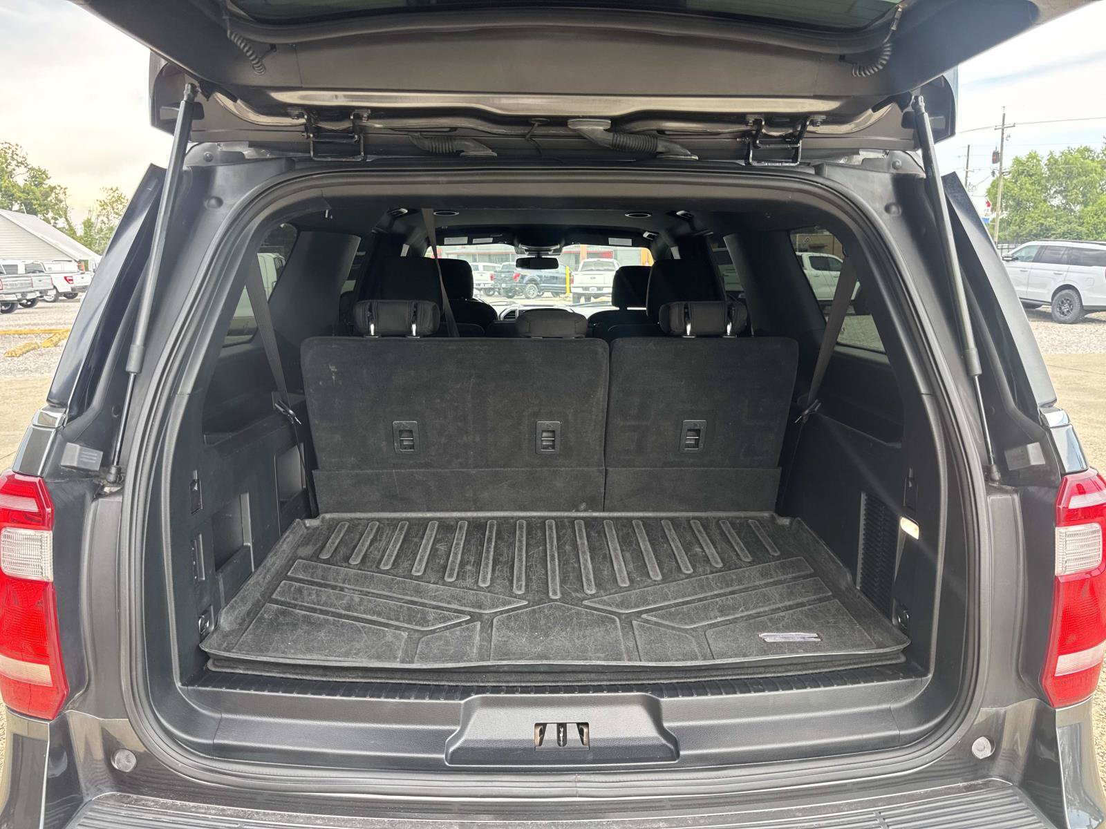Used 2021 Ford Expedition Max XLT w/ Cargo Package RWD image 8