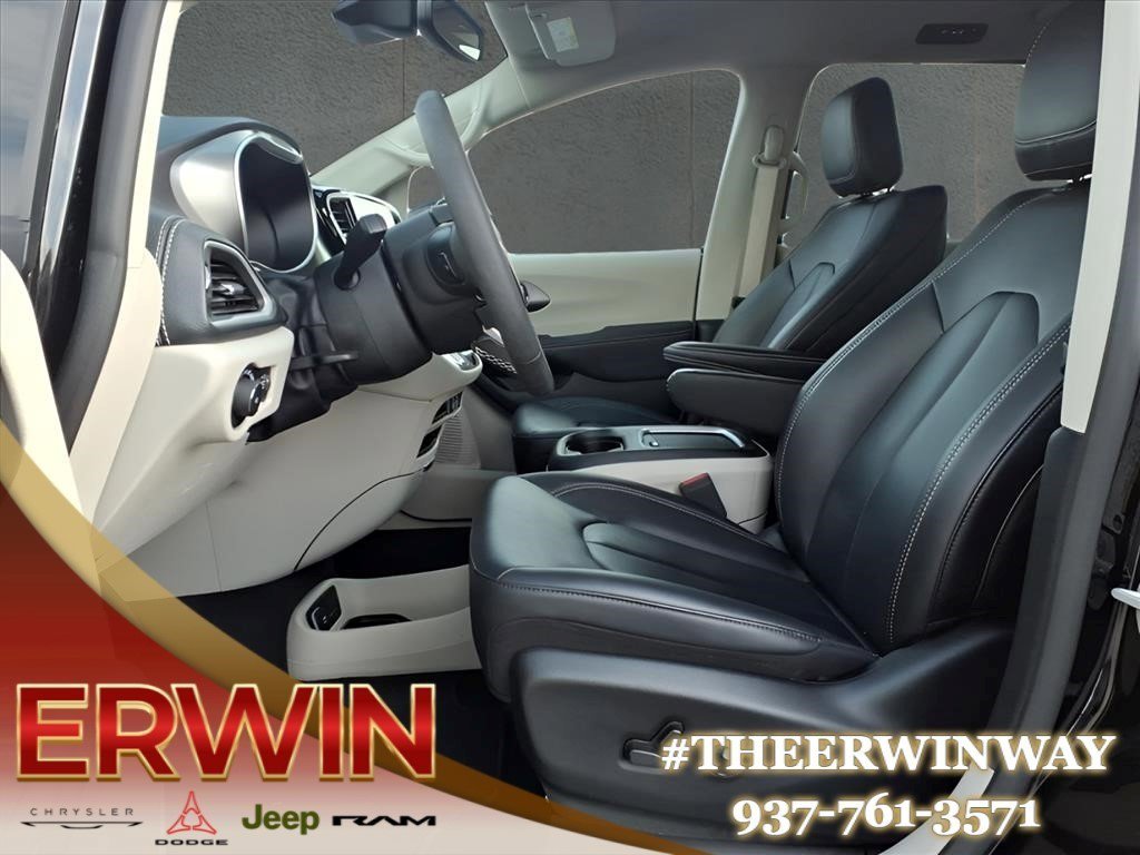 Used 2024 Chrysler Pacifica Touring-L FWD image 14