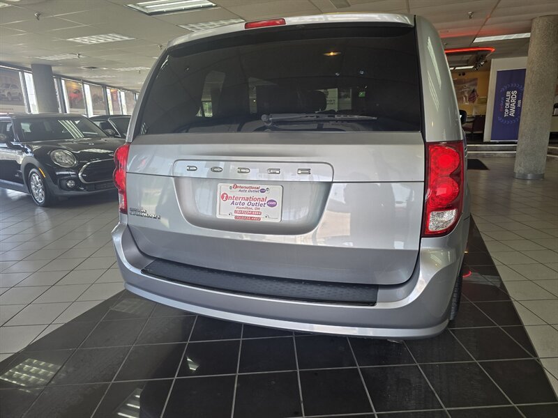 Used 2017 Dodge Grand Caravan SE FWD image 5