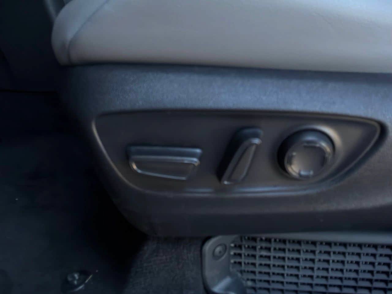 Used 2026 Toyota Sienna XLE FWD image 11