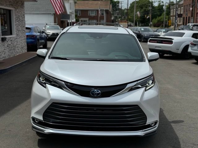 Used 2025 Toyota Sienna Platinum AWD/4WD image 3