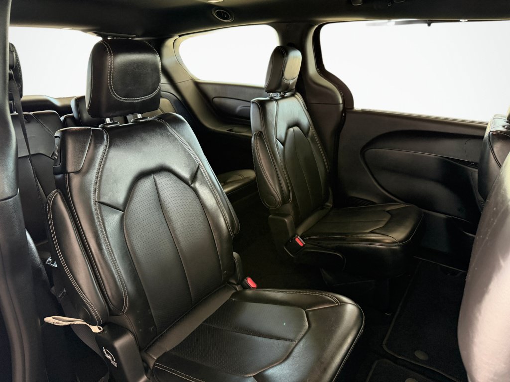 Used 2025 Chrysler Pacifica Select FWD image 36