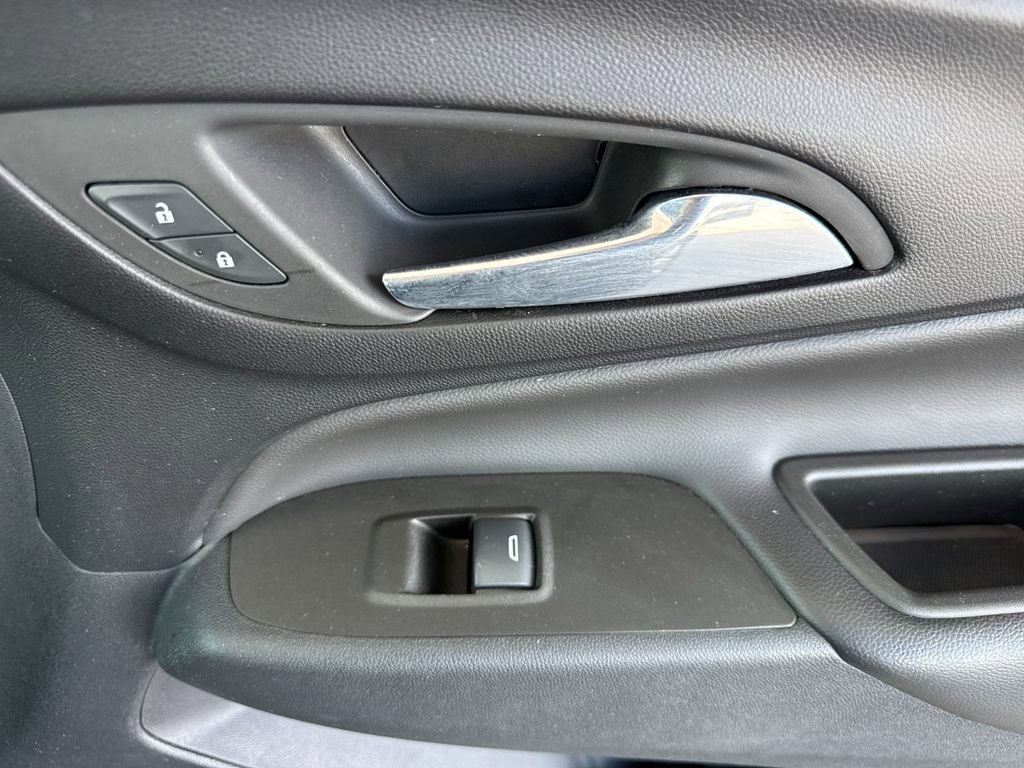 Used 2023 Chevrolet Equinox LT FWD image 19