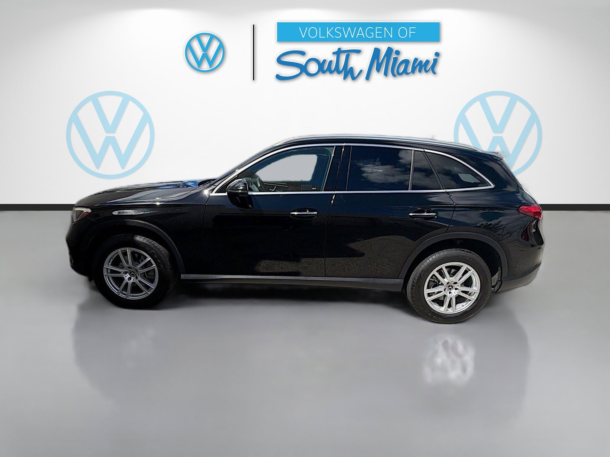Used 2023 Mercedes-Benz GLC 300 w/ Exclusive Trim Package image 4