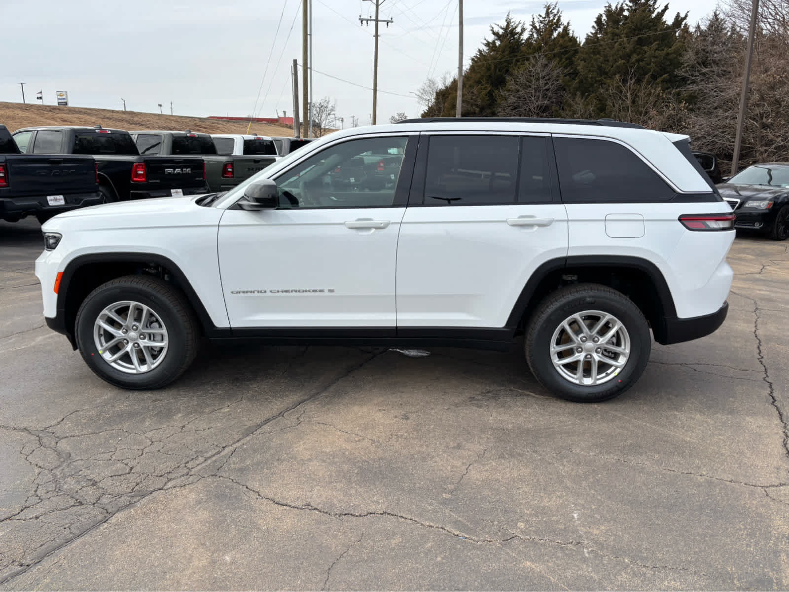 Used 2025 Jeep Grand Cherokee Laredo RWD image 9
