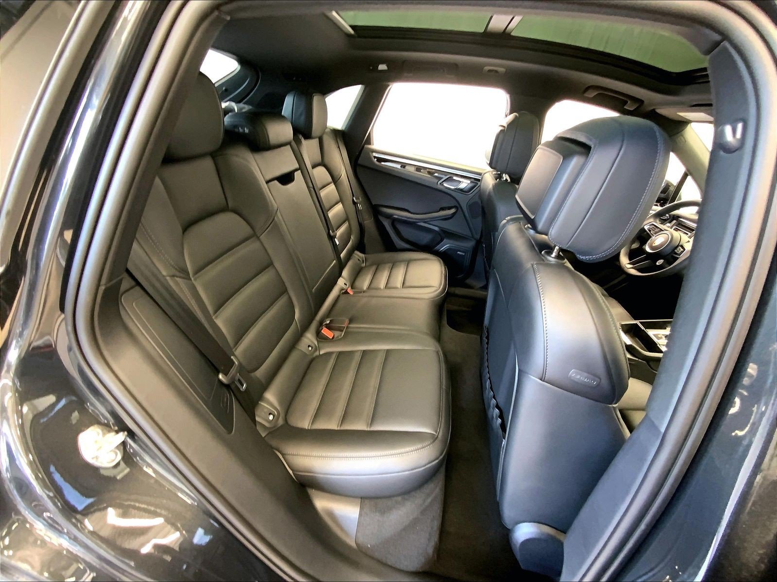 Certified 2026 Porsche Macan AWD/4WD image 22