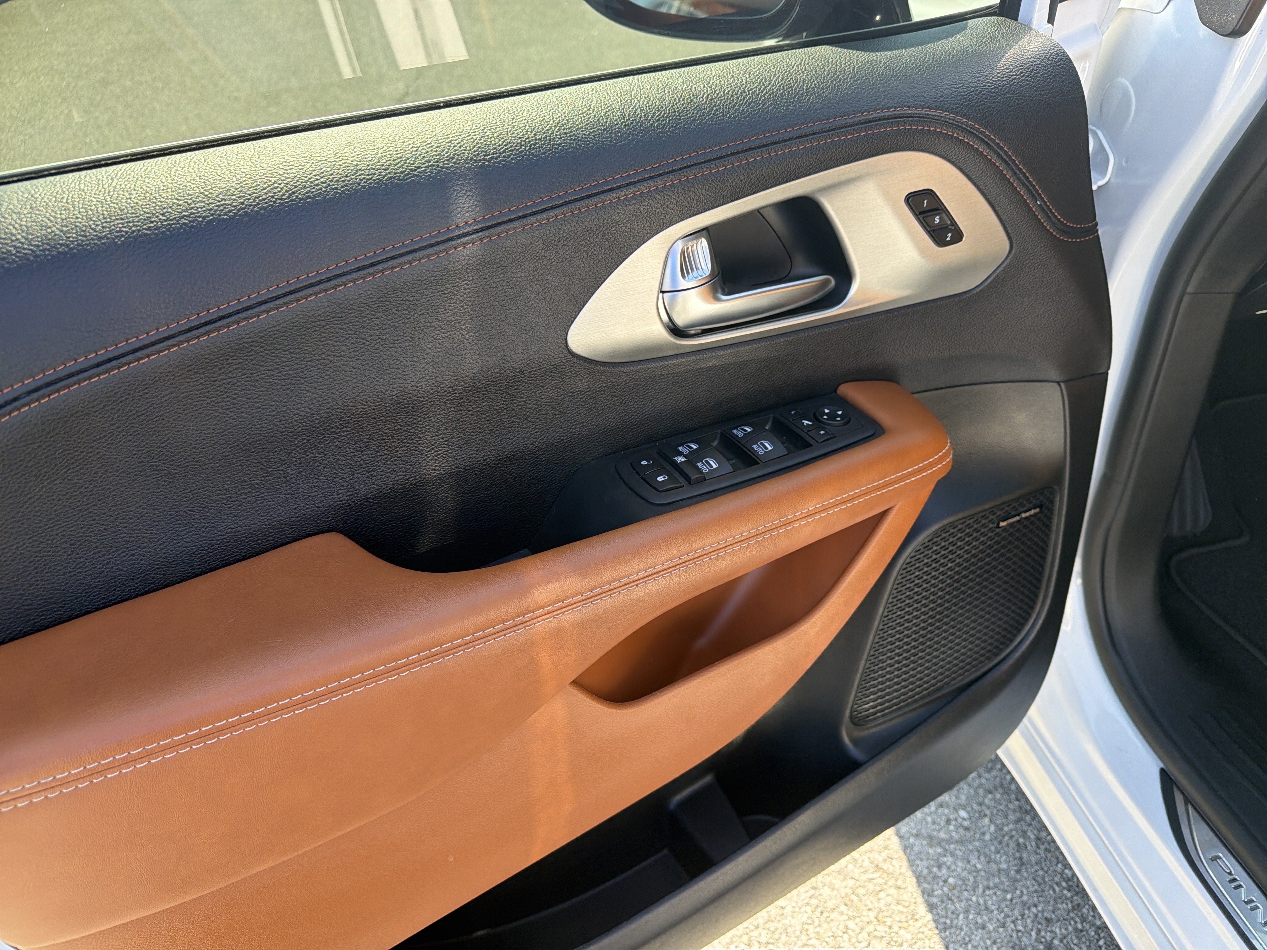 Used 2025 Chrysler Pacifica Pinnacle FWD image 13